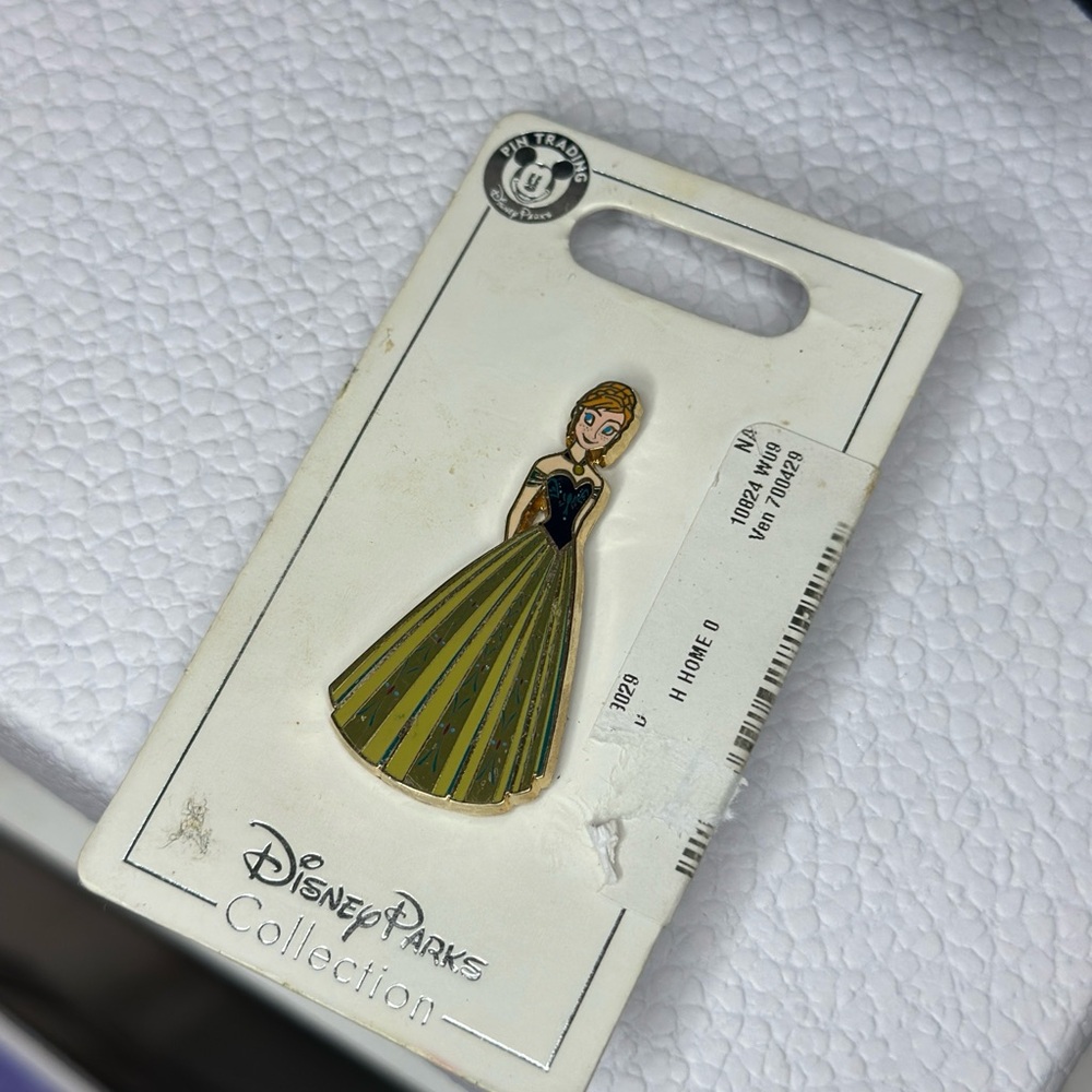 Pin Trading Disney's Frozen Ana
